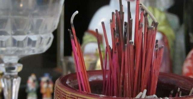 Bát hương lâu ngày không được vệ sinh Bát hương lâu ngày không được vệ sinh
