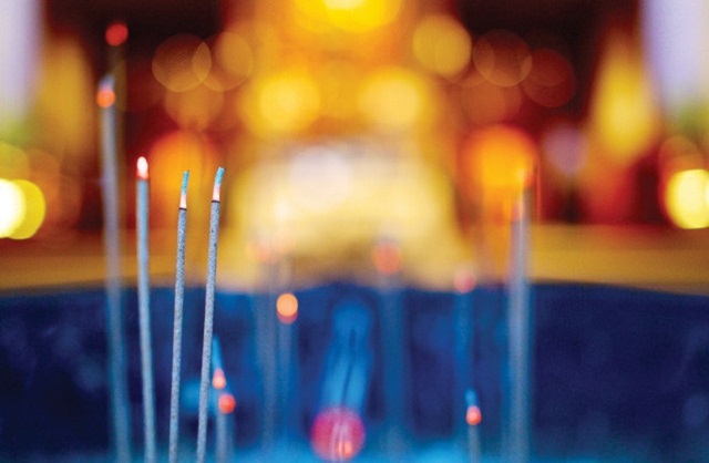 Chân nhang cháy từ phía dưới lên nhưng không tạo thành lửa Chân nhang cháy từ phía dưới lên nhưng không tạo thành lửa