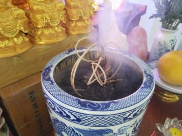 Cháy bát hương điềm dữ hay lành?
