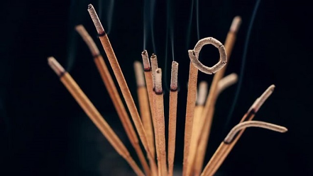Gia chủ cần làm gì khi bát nhang bốc cháy? Gia chủ cần làm gì khi bát nhang bốc cháy?