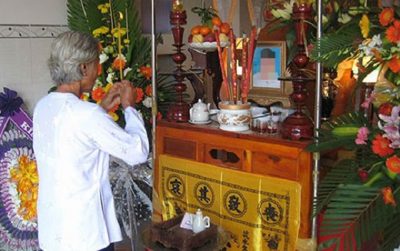 Bàn thờ vong người mới mất