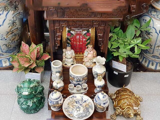 Bát nhang sau khi mua về nên lau sạch với rượu gừng bàn thờ Thần Tài gồm những gì, Bàn thờ Thần Tài gồm những gì? Chia sẻ nguyên tắc vàng khi lập bàn thờ