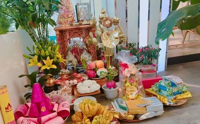 Đừng quên đĩa trái cây ngũ quả nhé bàn thờ Thần Tài gồm những gì, Bàn thờ Thần Tài gồm những gì? Chia sẻ nguyên tắc vàng khi lập bàn thờ