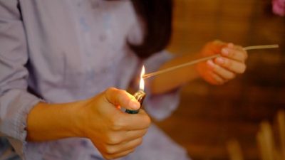 Hiện tượng thắp hương không cháy hết
