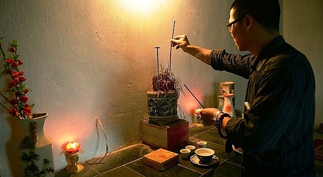 Nằm mơ thắp nhang là điềm gì thắp hương không cháy hết, Thắp hương không cháy hết là điềm báo gì? Có mang lại xui xẻo hay không?