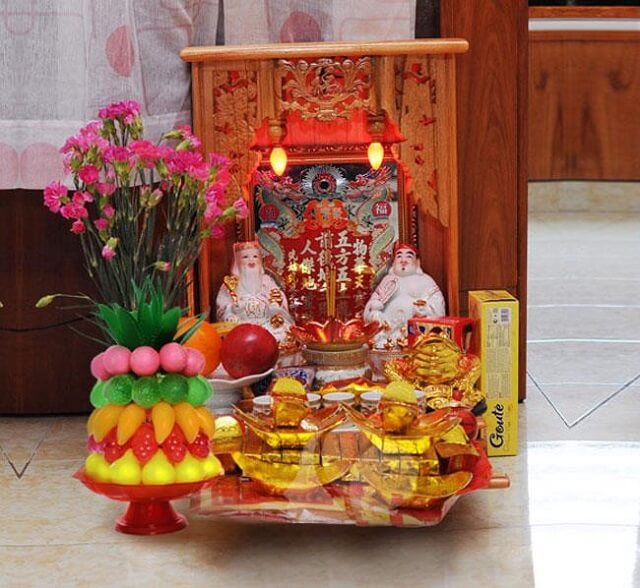 Nên dọn dẹp không gian phía trước bàn thờ cho thoáng đãng, sạch sẽ bàn thờ ông Địa nên đặt ở đâu, Bàn thờ ông địa nên đặt ở đâu? để giúp gia đình ngày càng ăn nên làm ra