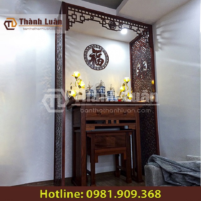 Vách ngăn bàn thờ chạm khắc chữ , Vách ngăn bàn thờ treo tường giúp không gian thờ cúng thêm thanh tịnh