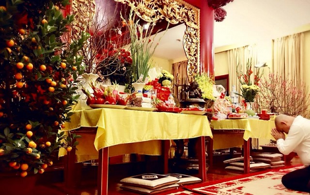 Một số lưu ý khi thắp hương trên bàn thờ để tránh những điều cấm kỵ có nên lau chùi bàn thờ thường xuyên, Gia chủ có nên lau chùi bàn thờ thường xuyên để tăng phước báu hay không?