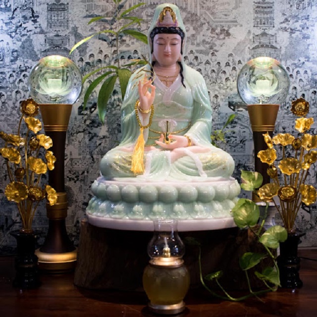 May mắn bàn thờ Phật Quan Âm: Tạo vượng khí và cầu may mắn cho gia đình bằng việc đặt bàn thờ Phật Quan Âm. Với những chi tiết độc đáo và tinh tế, bàn thờ sẽ trở thành điểm nhấn độc đáo trong căn nhà của bạn.