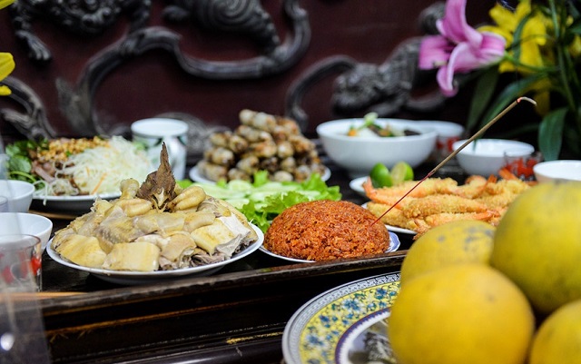 Ý nghĩa của mâm cúng tổ tiên có nên lau chùi bàn thờ thường xuyên, Gia chủ có nên lau chùi bàn thờ thường xuyên để tăng phước báu hay không?